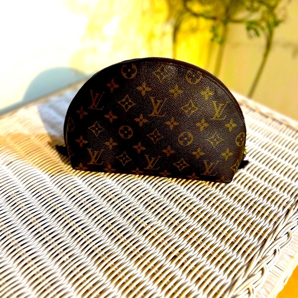🦁 Louis Vuitton LV Monogram Travel Pouch Bag - Picture 2 of 13